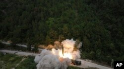 China meluncurkan sebuah proyektil saat latihan tembakan langsung jarak jauh oleh pasukan roket Komando Teater Timur Tentara Pembebasan Rakyat China yang menargetkan wilayah maritim di timur Taiwan, Kamis, 4 Agustus 2022. (Foto: via AP)