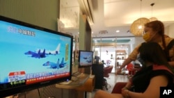 지난 4일 타이완 수도 타이베이의 미용실 이용객과 직원이 대중국 군사적 긴장에 관한 뉴스를 시청하고 있다. (자료사진)