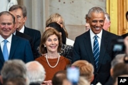 Bivši predsjednik George W. Bush, slijeva, njegova supruga Laura Bush i bivši predsjednik Barack Obama prisustvovali su Trumpovoj inauguraciji u američkom Capitolu u Washingtonu, 20. januar 2025. (Foto: Kenny Holston/The New York Times via AP, Pool)