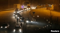 Kendaraan para pekerja Korea Selatan dari Kompleks Industri Bersama Kaesong antri menuju kantor pabean, imigrasi dan karantina di sebelah selatan komplek demiliterisasi yang memisahkan dua Korea di wilayah Paju, Utara Seoul, Selasa pagi (30/4).