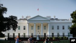 ទង់ជាតិ​អាមេរិកាំង​ត្រូវ​បាន​គេ​បង្ហូត​ពាក់​កណ្តាល​នៅ​ពី​លើ​សេតវិមាន ដើម្បី​គោរព​ដល់​លោក John McCain សមាជិក​ព្រឹទ្ធសភា កាលពី​ថ្ងៃទី២៦ ខែសីហា ឆ្នាំ២០១៨។