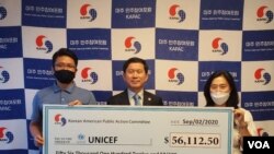 미주민주참여포럼 최광철 대표(가운데)와 회원들이 2일 유니세프에 대북 지원 기금을 전달했다. 사진제공: UNICEF USA.