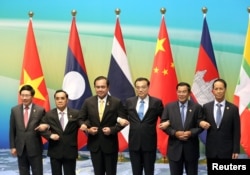 (L-R) Vietnamese Foreign Minister Pham Binh Minh, Prime Ministers Thongsing Thammavong of Laos, Prayuth Chan-ocha of Thailand, Li Keqiang of China, Hun Sen of Cambodia and Myanmar's Vice President Sai Mauk Kham pose for pictures during Lancang-Mekong cooperation leaders' meeting in Sanya, Hainan province, China, March 23, 2016.