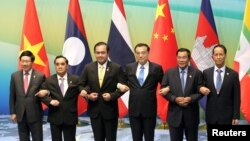 (L-R) Vietnamese Foreign Minister Pham Binh Minh, Prime Ministers Thongsing Thammavong of Laos, Prayuth Chan-ocha of Thailand, Li Keqiang of China, Hun Sen of Cambodia and Myanmar's Vice President Sai Mauk Kham pose for pictures during their meeting in Sanya, Hainan province, China, March 23, 2016.