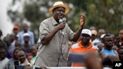 Pemimpin oposisi Kenya Raila Odinga berbicara di depan pendukungnya di distrik Kibera, Nairobi, Sabtu (2/9). 