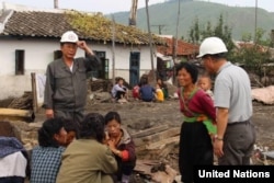 북한 함경북도 회령시의 홍수 피해지역 주민들이 피해 상황에 대해 이야기 하고 있다. 유엔이 16일 공개한 북한 함경북도 수해 실사보고서에 들어있는 사진이다.