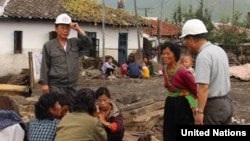 북한 함경북도 회령시의 홍수 피해지역 주민들이 피해 상황에 대해 이야기 하고 있다. 유엔이 16일 공개한 북한 함경북도 수해 실사보고서에 들어있는 사진이다.