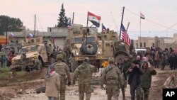 Leşkerên Amerîkî, Rûsî û yên rejîma Esad li gundê Xirbet Emû li rojhilata Qamişlo li Rojava (Arşîv)