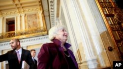 Kepala Federal Reserve Janet Yellen (kanan) dalam menghadiri pertemuan di Departemen Keuangan di Washington (foto: dok).