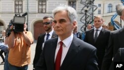 Kanselir Austria, Werner Faymann, mengundurkan dir dari semua jabatannya (AP Photo/Ronald Zak)
