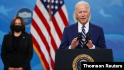 조 바이든(오른쪽) 미국 대통령이 29일 백악관에서 연설하고 있다. 왼쪽은 카멀라 해리스 부통령.