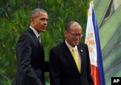 President Barack Obama, left, and Philippines' President Benigno Aquino III, right, walk off of the stage after participating in a news conference in Manila, Philippines, Wednesday, Nov. 18, 2015.