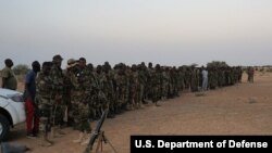 Les soldats nigériens participent à un entraînement avec les forces spéciales belges, à Diffa, le 9 mars 2017.