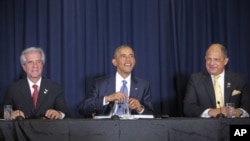 ប្រធានាធិបតី សហរដ្ឋអាមេរិក​លោក​ បារ៉ាក់​ អូបាម៉ា​​ (កណ្តាល) ជា​មួយ​នឹង​​ប្រធានាធិបតី​អ៊ុយរូហ្គាយ​លោក Tabare Vazquez​ (ឆ្វេង) និង ប្រធានាធិបតី​ប្រទេស​កូស្តារីកា លោក Luis Guillermo Solis Rivera អំឡុង​កិច្ច​ប្រជុំ​តុមូលជា​មួយ​នឹង​មេដឹក​នាំ Civil Society​ ក្នុង​ទីក្រុង​ Panama កាល​ពី ថ្ងៃ​ទី​១០​ សីហា ​២០១៥។