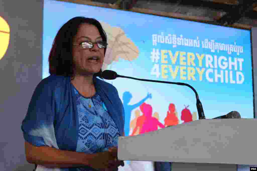 អ្នកស្រី គ្រីស្ទៀន ម៉ុនឌ័រ​តេ តំណាង​អង្គការ​​យូនី​សេហ្វ​ប្រចាំ​ប្រទេស​កម្ពុជា&#160; ថ្លែង​ក្នុងពិធី​ប្រារព្ធ​ខួប​ទី​៣០ នៃ​ការ​បង្កើត​អនុសញ្ញា​ស្តីពី​សិទ្ធិ​កុមារ​​​ នៅ​រាជធានី​ភ្នំពេញ ​ថ្ងៃទី​២០ ខែវិច្ឆិកា ឆ្នាំ​២០១៩។ (កាន់ វិច្ឆិកា/VOA)