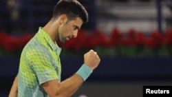 Novak Đoković u meču protiv Poljaka Huberta Hurkača na turniru u Dubaiju, 2. marta 2023. 
