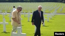 លោក​ Rex Tillerson រដ្ឋមន្រ្តី​ការបរទេស​អាមេរិក​ដើរជាមួយ​លោក​ Bobby Bell អនុប្រធានរដ្ឋបាល​នៃគណៈកម្មការ​អនុស្សាវរីយ៍សមរភូមិអាមេរិក ក្នុង​ទស្សនកិច្ច​របស់លោក​នៅ​រដ្ឋធានី​ម៉ានីល​ប្រទេស​ហ្វីលីពីន​កាលពីថ្ងៃទី០៦ សីហា ២០១៧។