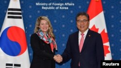 박진 한국 외교장관(오른쪽)과 멜라니 졸리 캐나다 외무장관이 14일 서울에서 회담했다.