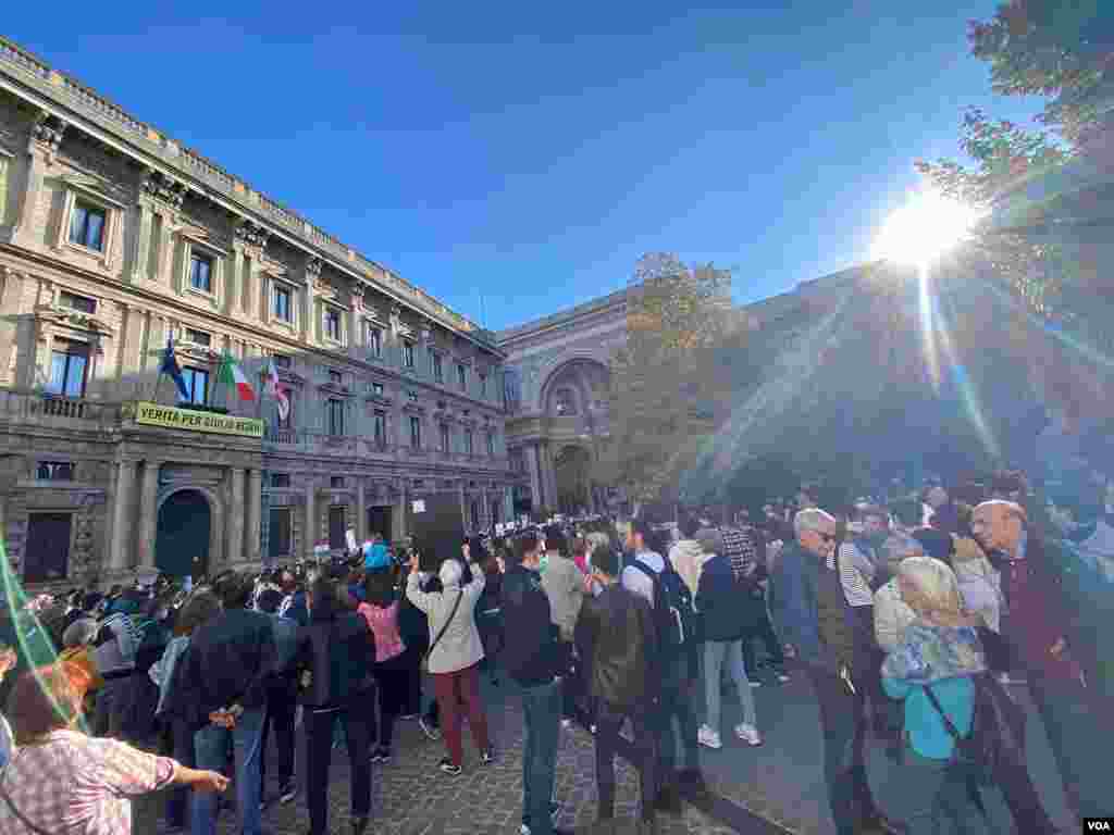 تجمع در مرکز شهر میلان در ایتالیا