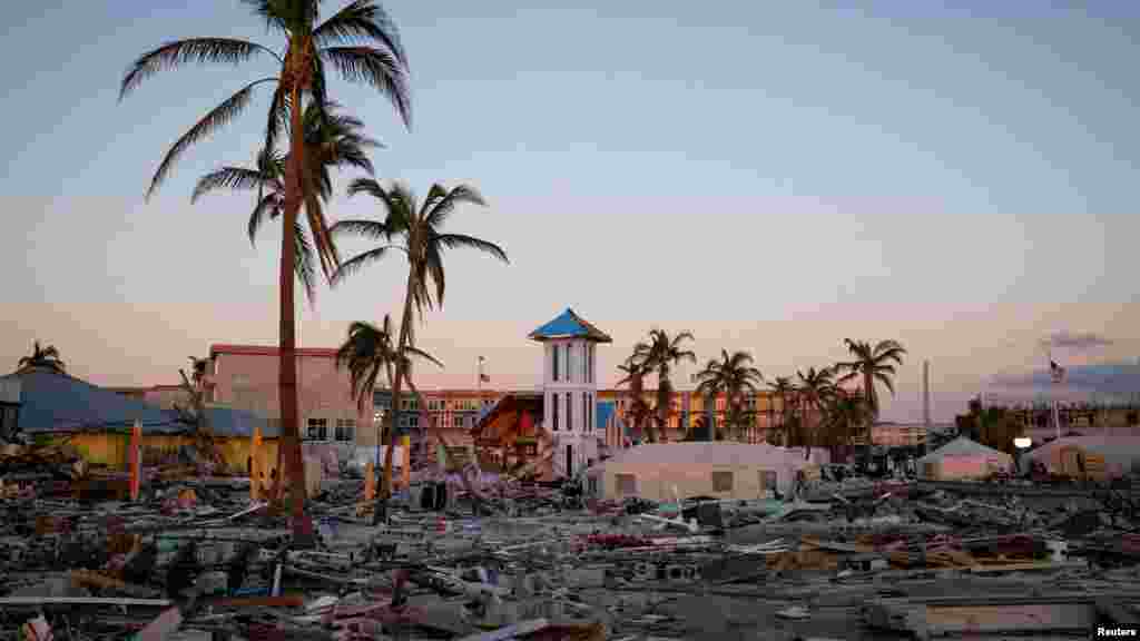 សំណល់​បាក់បែក​ពី​ភោជនីយដ្ឋាន ហាង​លក់ និង​អាជីវកម្ម​ដទៃ​ទៀត បន្ទាប់​ពី​ព្យុះសង្ឃរា Ian បាន​បង្ក​ការ​បំផ្លិចបំផ្លាញ​ ក្នុង​​ក្រុង Fort Myers Beach រដ្ឋ Florida សហរដ្ឋអាមេរិក​ កាល​ពី​ថ្ងៃ​ទី៤ ខែ​តុលា ឆ្នាំ​២០២២។