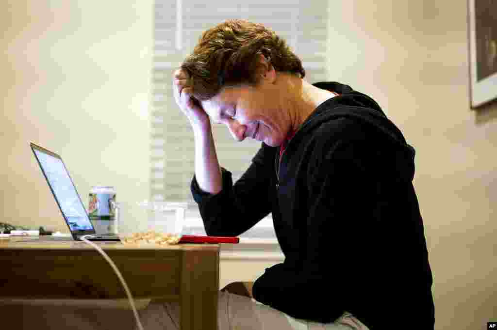 សាស្រ្តាចារ្យ​សាកលវិទ្យាល័យ Stanford អ្នកស្រី Carolyn Bertozzi សញ្ជឹង​អារម្មណ៍​បន្តិច អំឡុងពេល​​ហៅ​ទូរសព្ទ​មួយ ក្រោយ​ពី​ដឹង​ថា អ្នកស្រី​ទទួល​បាន​ពានរង្វាន់​ណូបែល​ផ្នែក​គីមីវិទ្យា ក្នុង​ក្រុង Palo Alto រដ្ឋ​ California សហរដ្ឋអាមេរិក។