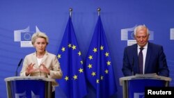 우르줄라 폰데어라이엔(왼쪽) 유럽연합(EU) 집행위원장이 28일 벨기에 브뤼셀에서 우크라이나 점령지 러시아 병합 주민투표에 관한 입장을 밝히고 있다. 오른쪽은 호세프 보렐 EU 외교안보정책 고위대표.
