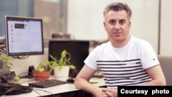 Reza Haghighatnejad, wartawan Iran yang jenazahnya disita oleh pemerintah Iran saat akan dimakamkan. (Foto: arsip pribadi)