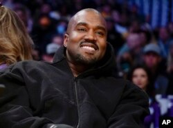 Kanye West menyaksikan paruh pertama pertandingan bola basket NBA antara Washington Wizards dan Los Angeles Lakers di Los Angeles, pada 11 Maret 2022.