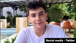 گفته شده ابوالفضل آدینه زاده تنها ۱۶ سال داشت و توسط ماموران در مشهد کشته شد. 