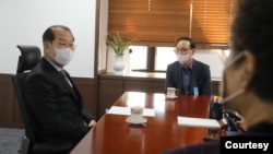 권영세(왼쪽) 한국 통일부 장관이 21일 정부서울청사에서 북한 억류자 김정욱 선교사의 형 정삼 씨 등을 면담하고 있다. (한국 통일부 제공)