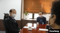 권영세(왼쪽) 한국 통일부 장관이 21일 정부서울청사에서 북한 억류자 김정욱 선교사의 형 정삼 씨 등을 면담하고 있다. (한국 통일부 제공)