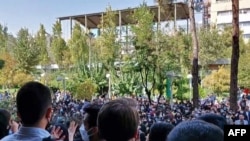 Para mahasiswa Amirkabir University of Technology di Teheran ikut melakukan unjuk rasa atas kematian Mahsa Amini (10/10). 