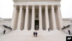 커탄지 브라운 잭슨(가운데 왼쪽) 미 신임 대법관이 지난달 30일 워싱턴 D.C.에 있는 대법원에서 임명식 후 존 로버츠(가운데 오른쪽) 대법원장과 함께 걸어나오고 있다.