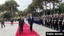 İsrail Dövlətinin müdafiə naziri Benyamin Qans və Azərbaycan müdafiə naziri Zakir Həsənov (Rəsmi foto, mənbə VOA)