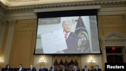 미 의사당 난입 사태를 조사 중인 연방 하원 특별위원회가 지난 13일 실시한 공개청문회에서 도널드 트럼프 전 대통령의 발언 영상이 나오고 있다. (자료사진)