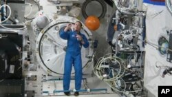 Astronaut Nicole Mann menunjukkan gantungan tradisional dream catcher miliknya dalam wawancara pada 19 Oktober 2022. Dia kini berada di stasiun luar angkasa internasional untuk menjalakan misi selama lima bulan. (Foto: NASA via AP)