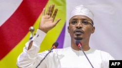 Mahamat Idriss Deby prête serment en tant que président de transition du Tchad, à N'Djamena le 10 octobre 2022.