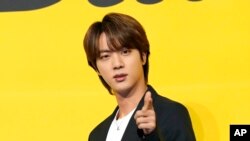 Kim Seokjin (Jin), anggota dari boyband BTS hadir dalam acara peluncuran single terbaru grup tersebut "Butter" di Seoul, Korea Selatan, pada 21 Mei 2021. (Foto: AP Photo/Lee Jin-man)