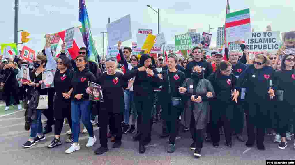 تجمع هزاران نفری ایرانیان تورنتو در حمایت از اعتراضات مردم ایران. برخی خانواده&zwnj;های جانباختگان پرواز پی&zwnj;اس ۷۵۲ در تجمع حضور یافتند