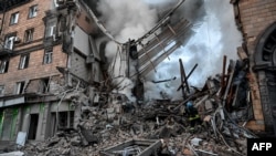 Vatrogasci na terenu posle raketiranja zgrada u Zaporožju