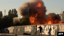 17일 우크라이나 수도 크이우(러시아명 키예프) 시내 건물에 드론 공격 직후 담장 밖에서 걷던 시민이 쓰러지고 있다. 