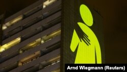 ILUSTRASI - Sebuah proyeksi cahaya terlihat saat aksi protes kelompok hak-hak perempuan Amnesty International terhadap kekerasan seksual dan KDRT dalam rangka Hari Perempuan Internasional di Zurich, Swiss 7 Maret 2021. (REUTERS/Arnd Wiegmann)