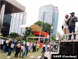 Aksi demo Honai Anti Korupsi Papua di Gedung KPK, Jakarta, menuntut penjemputan paksa Lukas Enembe. (Foto: HAKP)