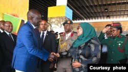 Rais wa Jamhuri ya Muungano wa Tanzania, Samia Suluhu Hassan akiagana na mgeni wake rais wa Kenya Dkt. William Ruto mara baada ya kuhitimisha ziara yake jijini Dar es Salaam tarehe 10, Oktoba 2022. Picha kwa Hisani ya Ikulu, Dar es Salaam.