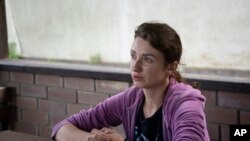 Viktoria Skliar diwawancarai oleh Associated Press di sebuah arena berkuda bernama "Magnat" di wilayah Kyiv, Ukraina, pada 8 Agustus 2022. (Foto: AP/Vasilisa Stepanenko)