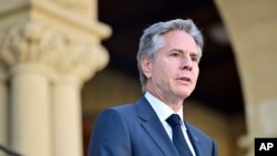 រដ្ឋមន្ត្រី​ការបរទេស​សហរដ្ឋ​អាមេរិក​លោក Antony Blinken ឆ្លើយ​សំណួរ​ក្នុង អំឡុងពេល​សន្និសីទ​សារព័ត៌មាន​នៅ​សាកល​វិទ្យាល័យ Stanford ក្នុង​ទីក្រុង Stanford រដ្ឋ California នៅ​ថ្ងៃទី១៧ ខែតុលា ឆ្នាំ២០២២។