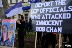 前香港区议员刘珈汶2022年10月23日出席伦敦抗议（摄影：美国之音郑乐捷）