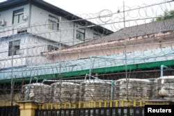 Pagar kawat berduri terlihat di luar kompleks Great Wall Park yang ditutup. Kamboja menemukan bukti perdagangan manusia, penculikan, dan penyiksaan selama penggerebekan kejahatan dunia maya di Sihanoukville, Kamboja, 21 September 2022. (Foto: Foto: REUTERS/Cindy Liu)