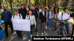 Erkinlik talabi bilan namoyishga chiqqan qirg'izistonliklar, Bishkek, 14-oktabr, 2022 (RFE/RL)