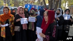 Sejumlah perempuan Afghanistan melakukan protes di depan Universitas Kabul di Kabul pada 18 Oktober 2022 menyusul pelarangan bersekolah dan kuliah yang diterapkan Taliban bagi kaum Hawa. (Foto: AFP)